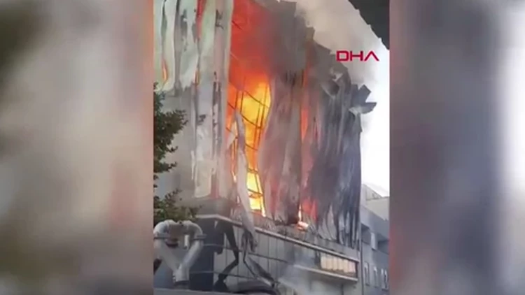 Dilovası’nda Makine Deposu Yangınına Müdahale Sürüyor