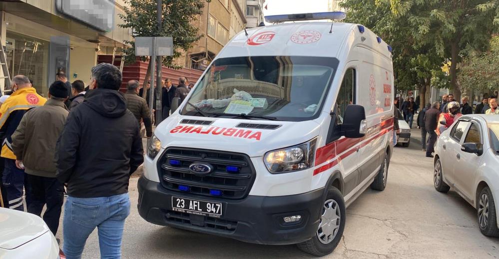 Elazığ’da Bisikletli Sürücü Pikaba Çarptı, Hastaneye Kaldırıldı