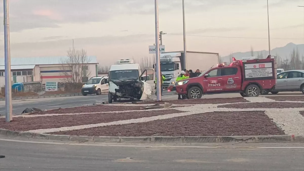 Bolvadin'de Servis Aracı ile Kamyonet Çarpıştı: 14 Kişi Yaralandı