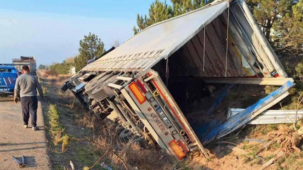 Kırıkkale’de Tır Şarampole Devrildi: 5 Büyükbaş Hayvan Telef Oldu