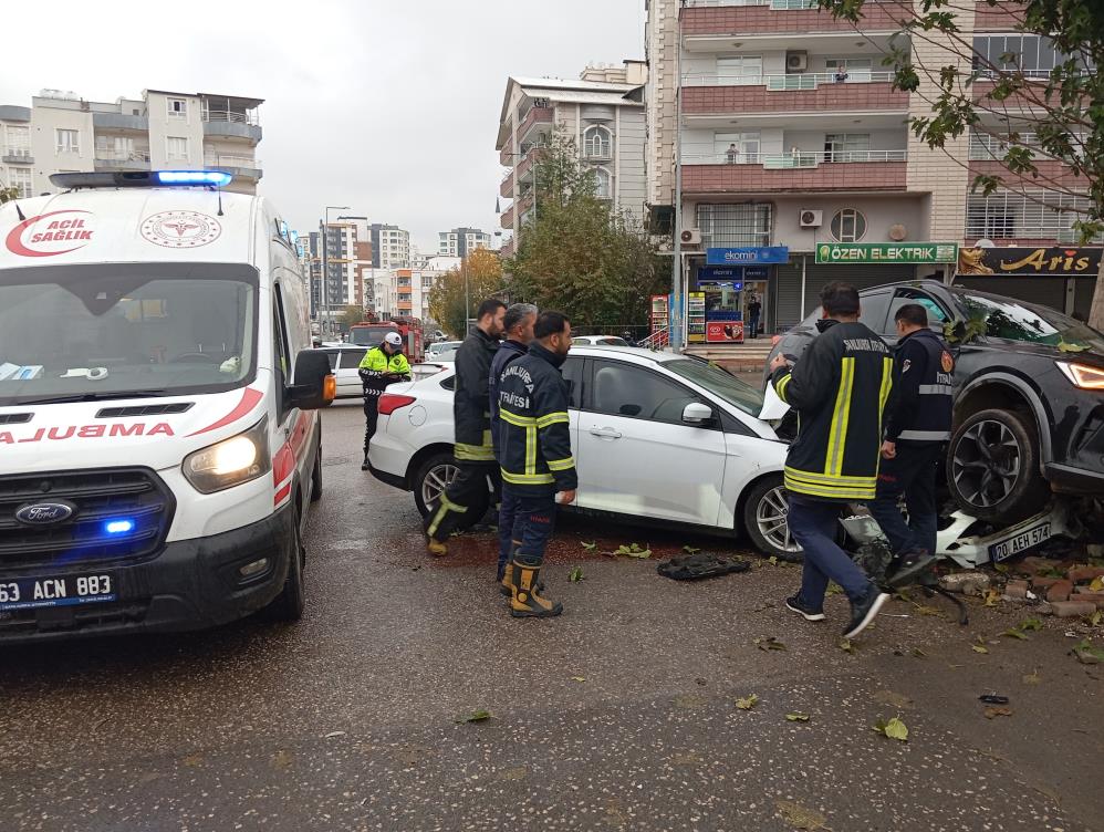 Siverek’te Araçlar Kavşakta Çarpıştı: 2 Kişi Yaralandı