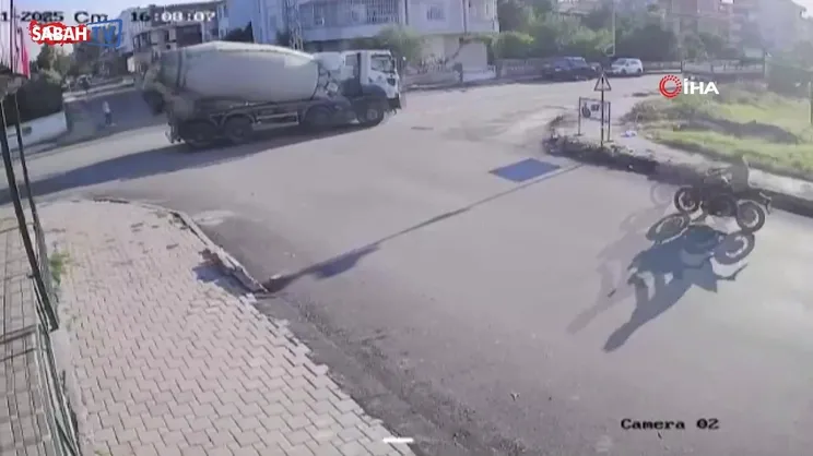 Kocaeli’de Otomobil Beton Bariyere Çarpıp Devrildi: Sürücü Ağır Yaralandı