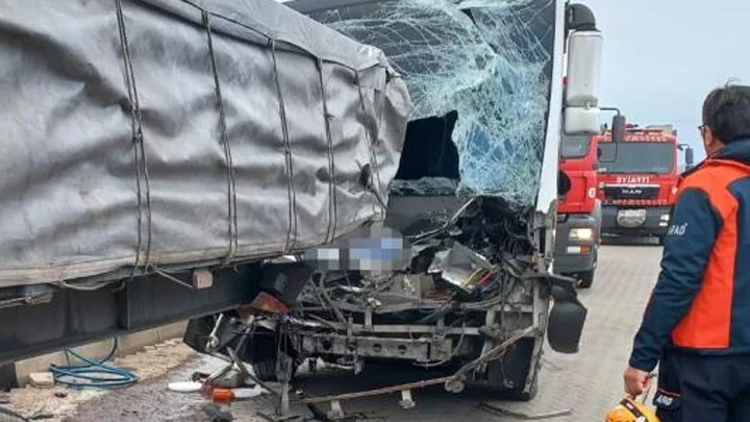 Kayseri'de İşçi Servisi TIR’a Çarptı: Yaralılar Var, Ekipler Olay Yerinde