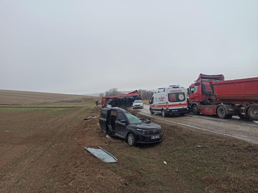 Çorum'da Tırın Dorsesi Hafif Ticari Aracın Üzerine Devrildi: 2 Kişi Yaralandı