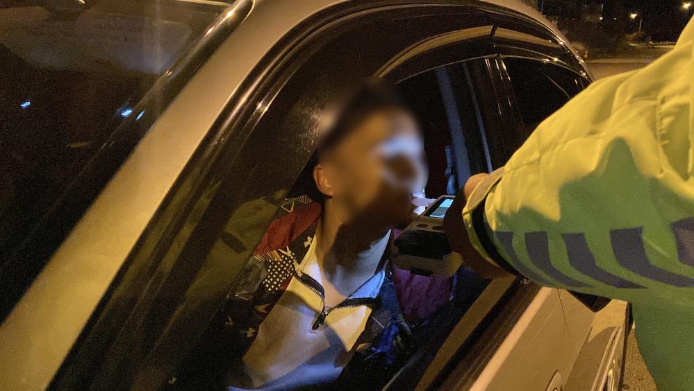 Alkollü Çevirmeye Takıldı, Ehliyetini Kaybetmemek İçin Dakikalarca İkna Çabası Gösterdi