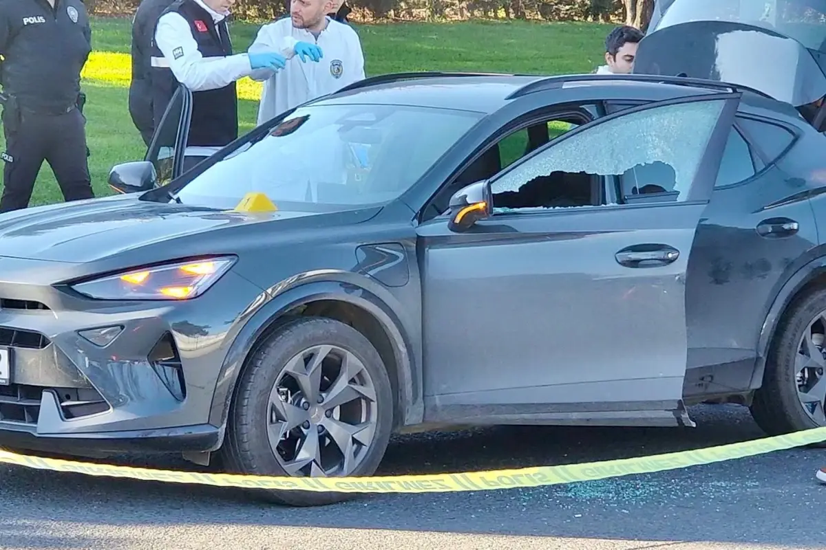 İstanbul Bakırköy'de Seyir Halindeki Otomobile Silahlı Saldırı