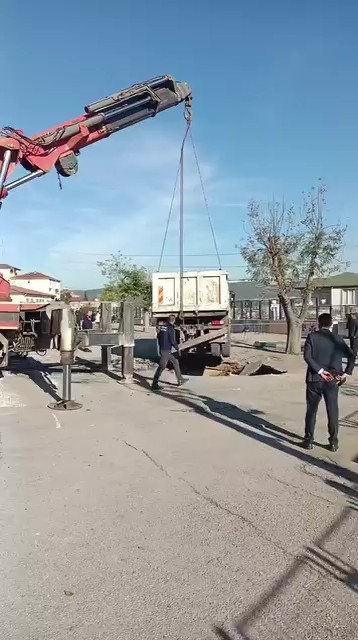 Okul Bahçesinde Çökme Meydana Geldi, Kamyon Çukura Düştü