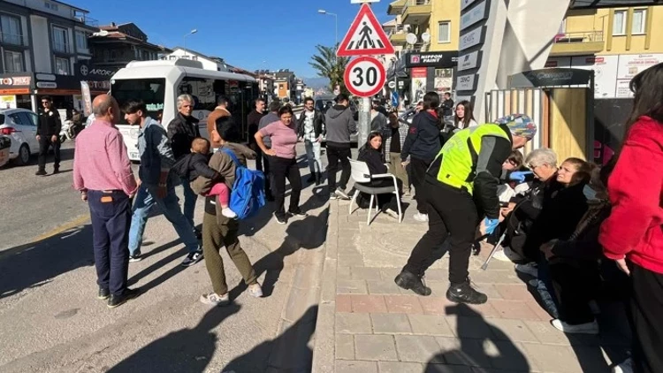 Fethiye’de Kavşakta Korkutan Kaza: Midibüs ile Minibüs Çarpıştı, 13 Yolcu Yaralandı