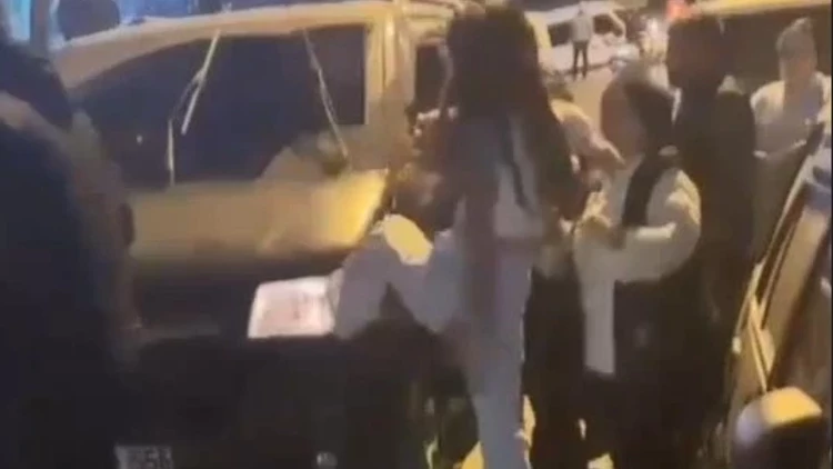 Sokakta Kadına Müdahale İddiası: Mahalleli Şüpheliye ve Aracına Saldırdı