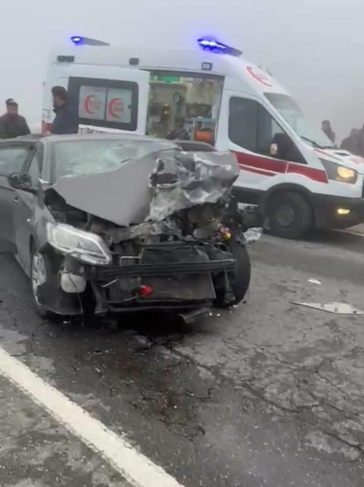 Batman’da Zincirleme Trafik Kazası: 2’si Ağır 14 Kişi Yaralandı