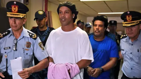 Ronaldinho Neden Hapse Girdi? Neyle Suçlandı?