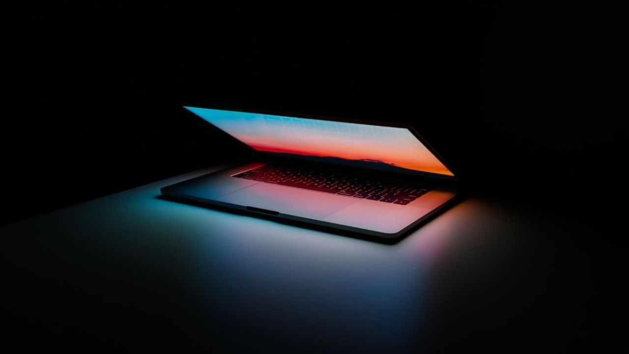M6 MacBook Pro İçin OLED Üretimi Beklenenden Erken Başladı