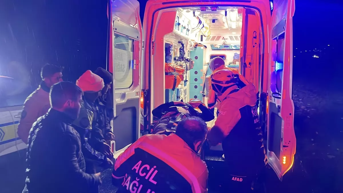 Kocaeli'de Gece Yarısı Feci Kaza: Otomobil Çaya Düştü, Baba ve Oğlu Ölü Olarak Çıkarıldı