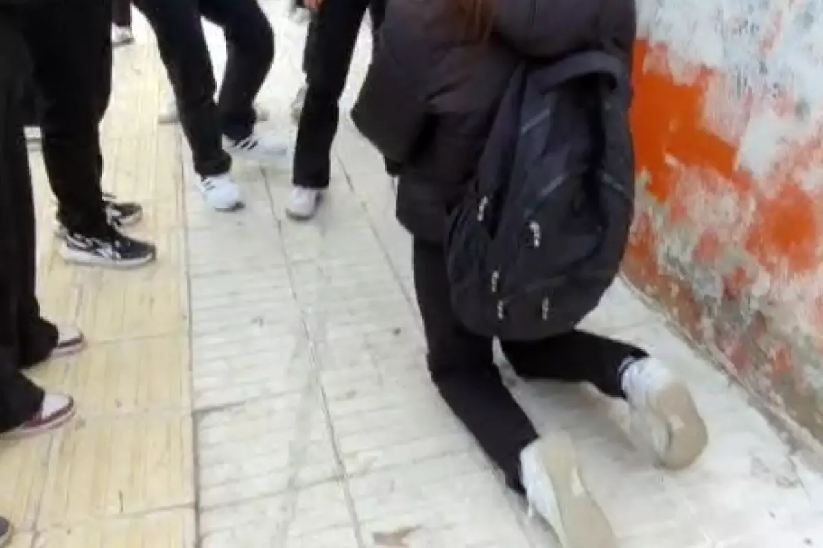 13 Yaşındaki Kız Çocuğuna Okul Önünde Diz Çöktürülerek Özür Dilettirildi