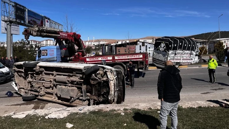 Gaziantep’te Trafik Kazası: Kamyonet Refüje Çıktı 4 Kişi Yaralandı