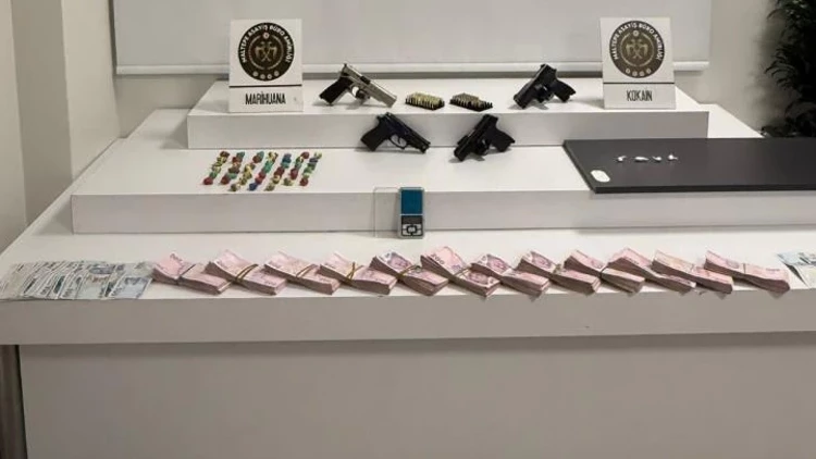 Maltepe’de Uyuşturucu Operasyonu Gizli Bölmeden Silah Ve Para Çıktı