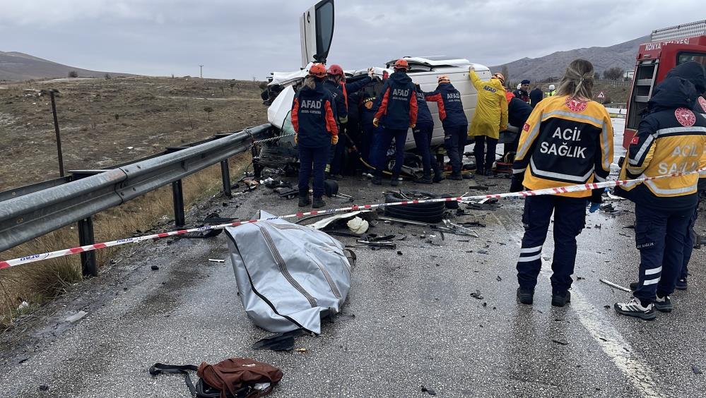 Konya’da Feci Kaza Karşı Şeride Geçen Otomobil 2 Can Aldı 4 Kişi Yaralandı
