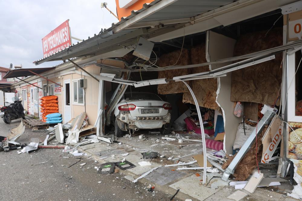 Hatay’da Korkutan Kaza Otomobil İş Yerlerine Daldı Aynı Noktada Tehlike Büyüyor