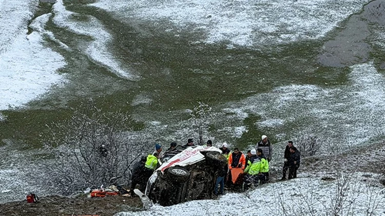 Artvin’de Uçuruma Yuvarlanan Ambulansta Hasta Yaşamını Yitirdi, 4 Kişi Yaralandı