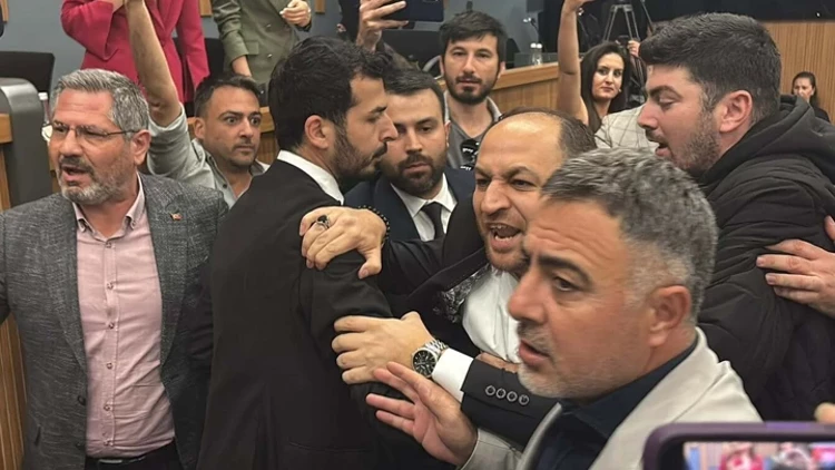 İzmir Büyükşehir Belediye Meclisi’nde Gerginlik AK Parti Ve CHP’li Üyeler Arasında Arbede