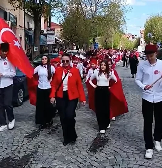 23 Nisan Kutlamalarında İki Farklı Mehter Görüntüsü Gündem Oldu