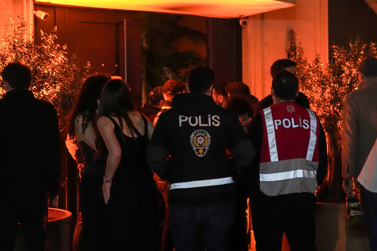 Kadıköy’de Eğlence Mekanlarına Uyuşturucu Operasyonu: 107 Kişi Hakkında Gözaltı Kararı