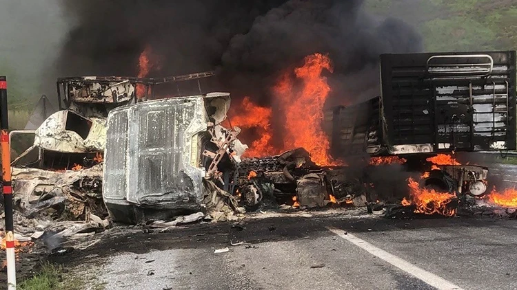 Tatvan’da İki Tır Kafa Kafaya Çarpıştı: 2 Sürücü Olay Yerinde Hayatını Kaybetti