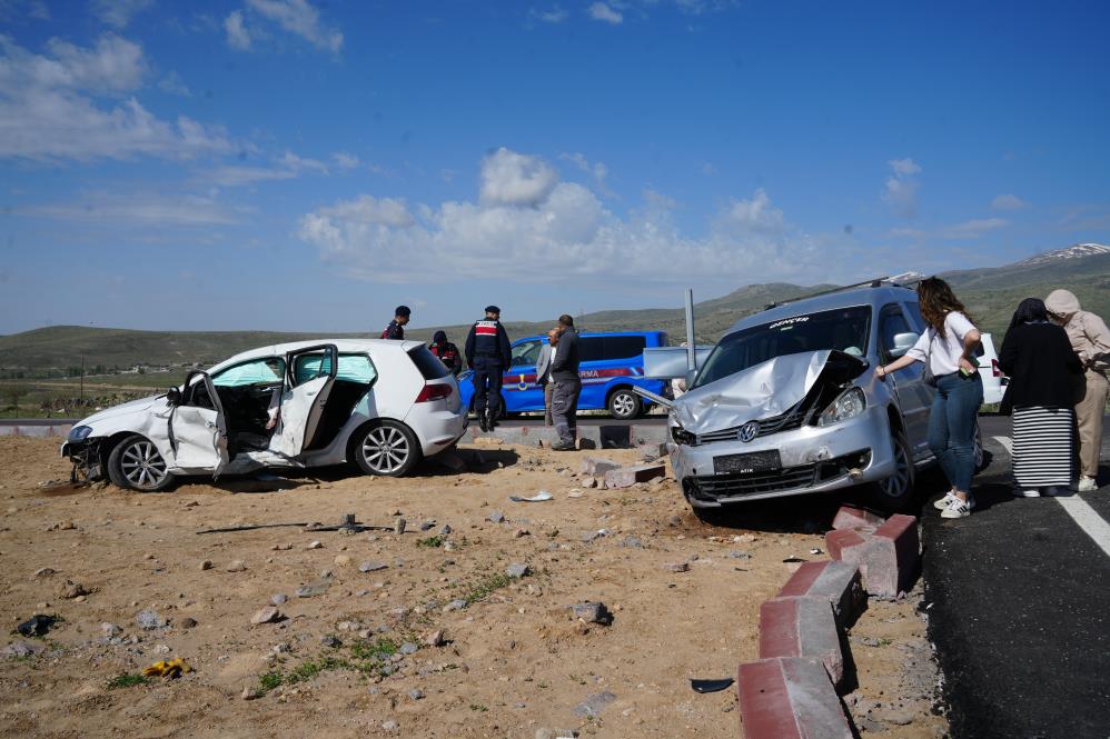 Niğde’de Feci Kaza: Hafif Ticari Araç İle Otomobil Çarpıştı, 7 Kişi Yaralandı
