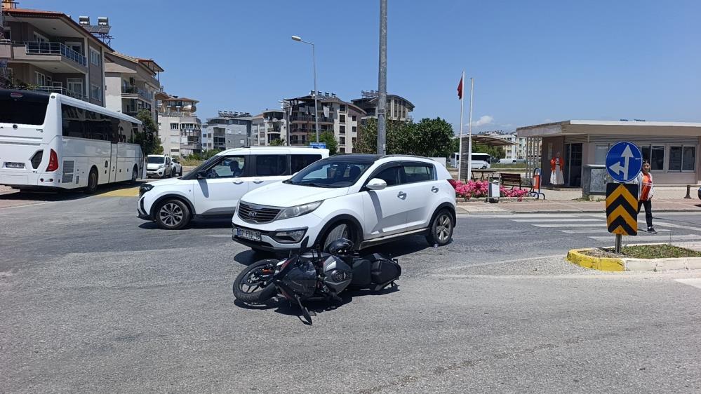 Antalya’da Motosiklet Kazası Kameraya Yansıdı : 1 Kişi Yaralandı