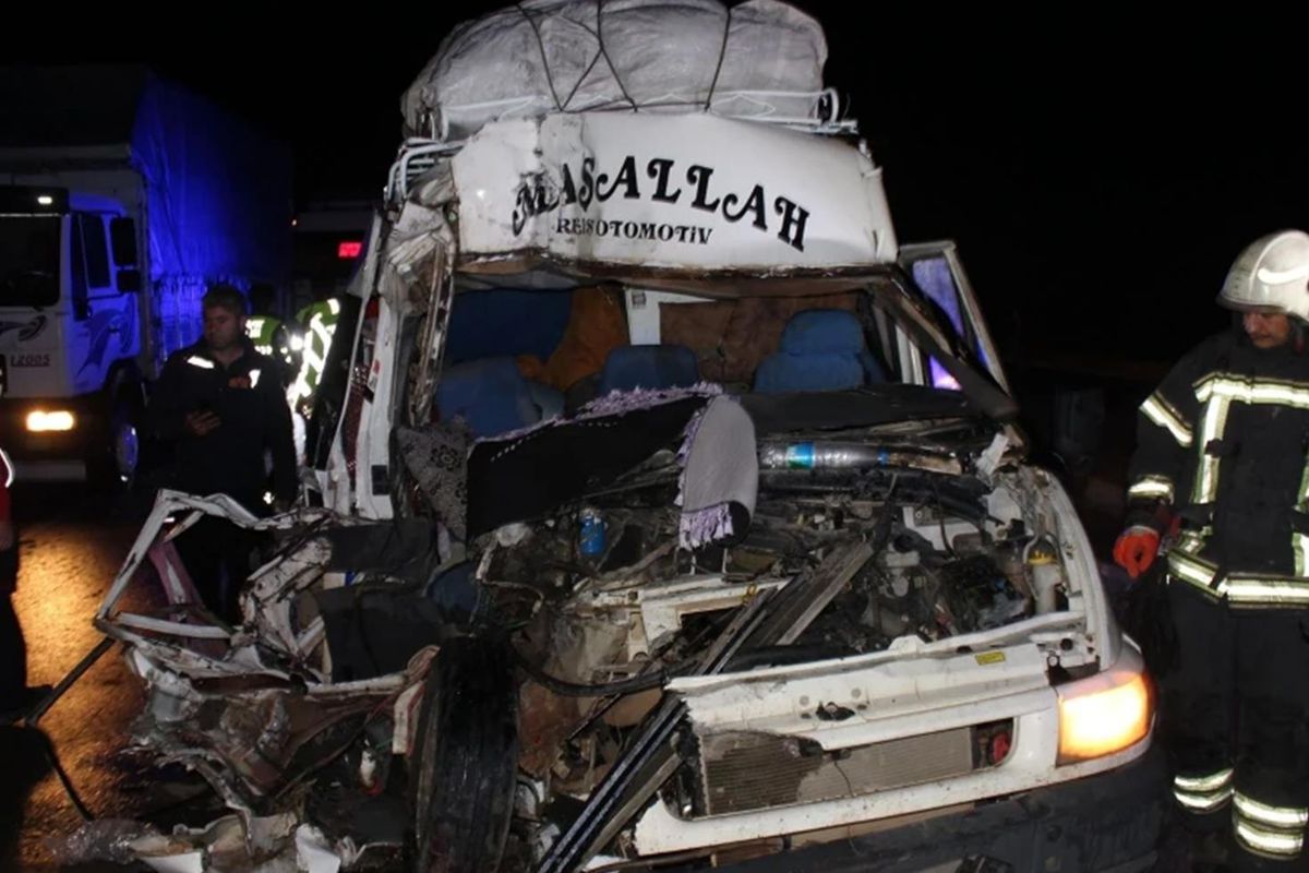 Aksaray’da Feci Kaza Minibüs Tıra Çarptı: 12  Kişi Yaralandı