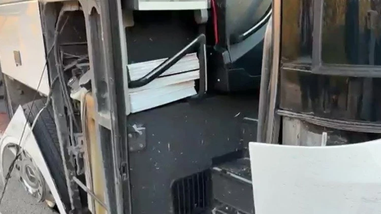 Bursa’da Otobüs Bariyerlere Çarptı: Muavin Kapıdan Düşerek Yaralandı