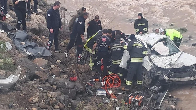 Erzincan’da Feci Kaza: Dereye Yuvarlanan Otomobilde 2 Kişi Hayatını Kaybetti