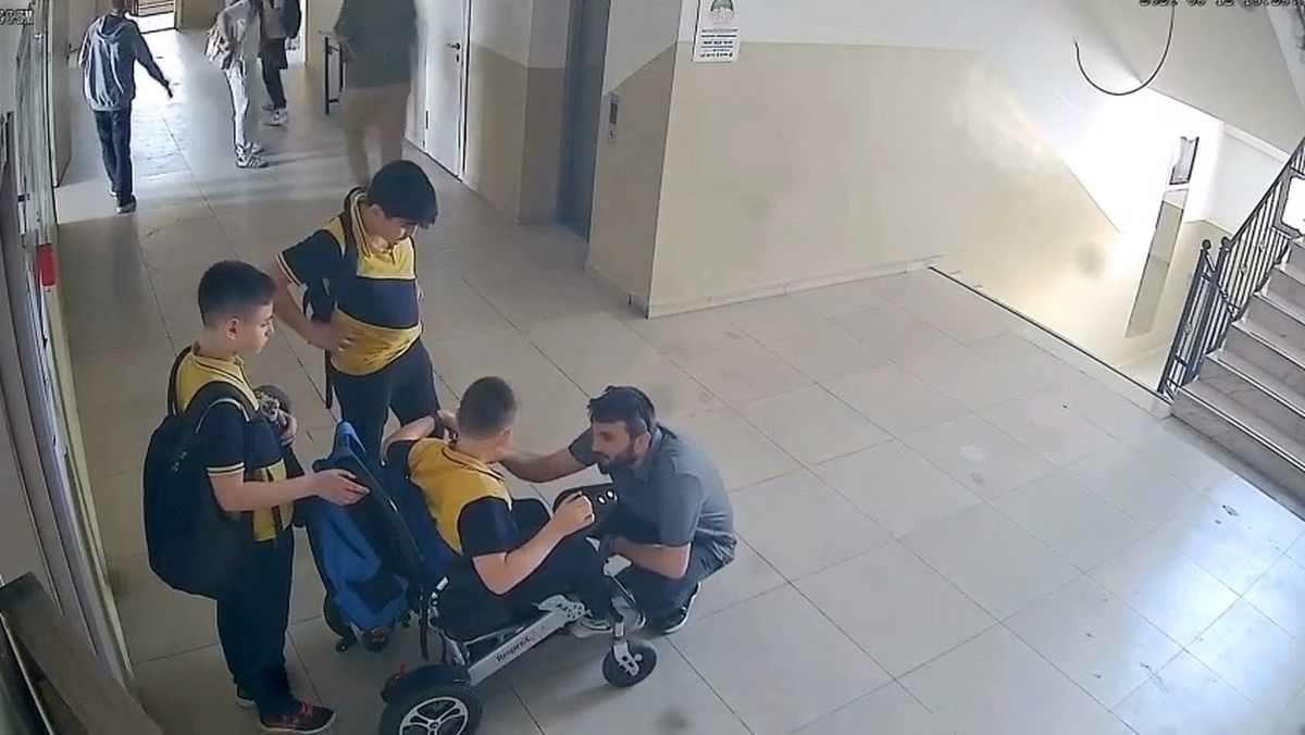 İnegöl’de Müdür Yardımcısından Engelli Öğrenciye Destek Kameralara Yansıdı
