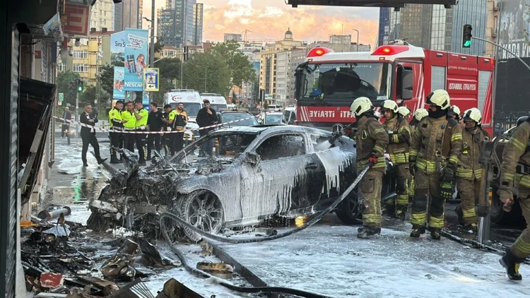 Şişli’de Kontrolden Çıkan Otomobil İş Yerine Girdi Yangın Çıktı