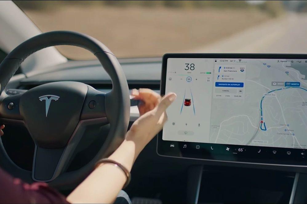 Tesla Hollanda’da Otopilot Seçeneğini Kaldırdı