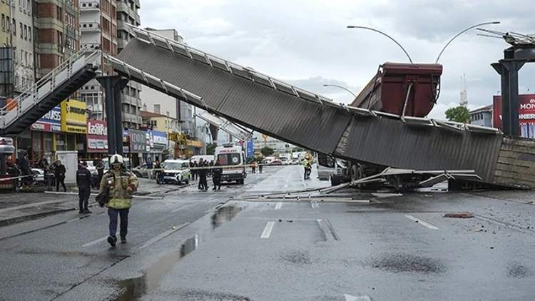 Ankara’da Damperi Açık Kamyon Üst Geçide Çarptı 3 Kişi Yaralandı