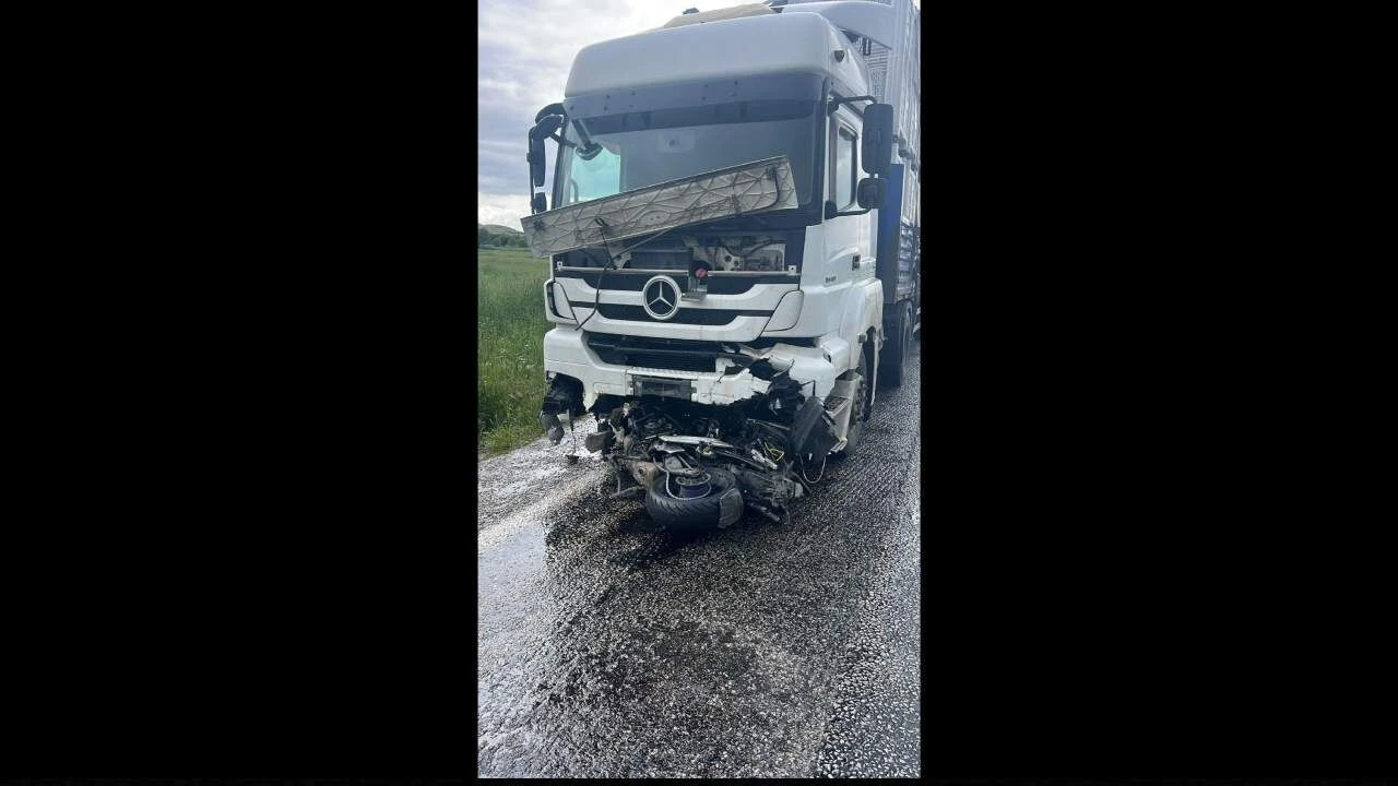 Afyonkarahisar’da Feci Kaza: Motosiklet Tırın Altına Girdi, 1 Ölü 1 Ağır Yaralı