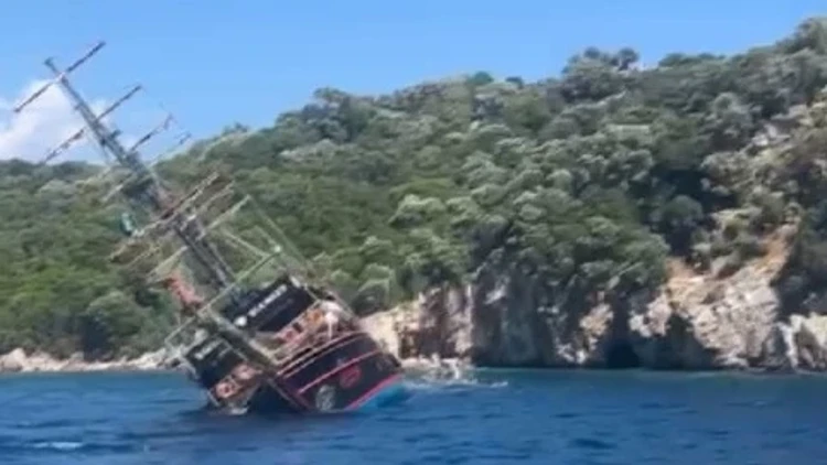 Marmaris’te Tur Teknesi Battı 110 Yolcu Kurtarıldı