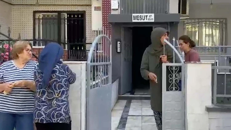 Manisa’da Boşanma Aşamasındaki Eşini Öldürdü, Kızını Yaraladı