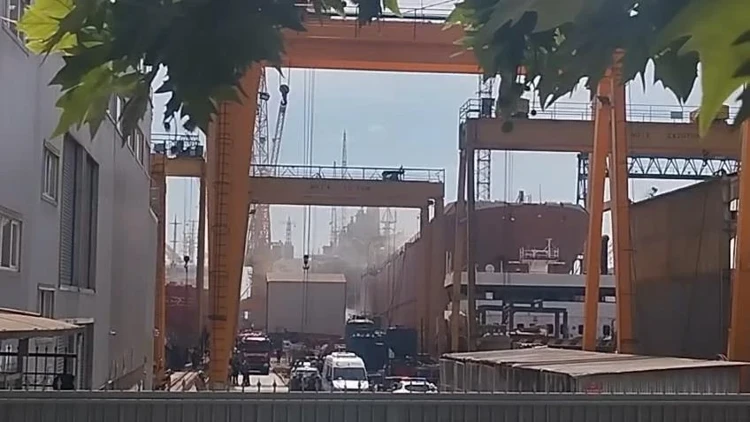 Tuzla’daki Tersanede Gemi Yangını: Ekiplerin Müdahalesi Sürüyor