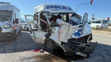 Hakkari'de Yolcu Minibüsü İle Kamyon Çarpıştı: 2 Kişi Hayatını Kaybetti, 3 Yaralı