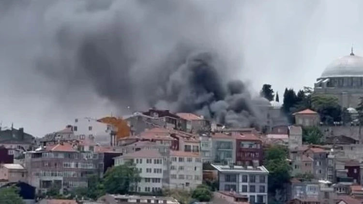 Fatih'te Korkutan Yangın: Alevler Araçlara Da Sıçradı