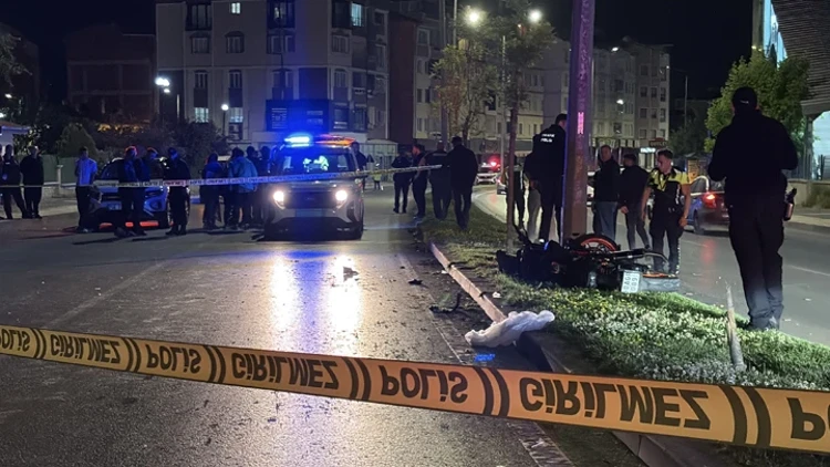 Sivas’ta Korkutan Kaza: Motosikletten Savrulan 2 Gence Otomobil Çarptı