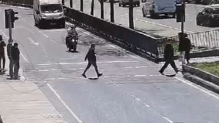 Şişli'de Yaya Geçidinde Motosiklet Kazası: 3 Kişi Yaralandı