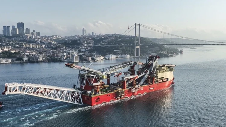 JSD6000 İstanbul Boğazı'ndan Geçiyor! Dev Gemi Nedeniyle Boğaz Trafiği Durduruldu