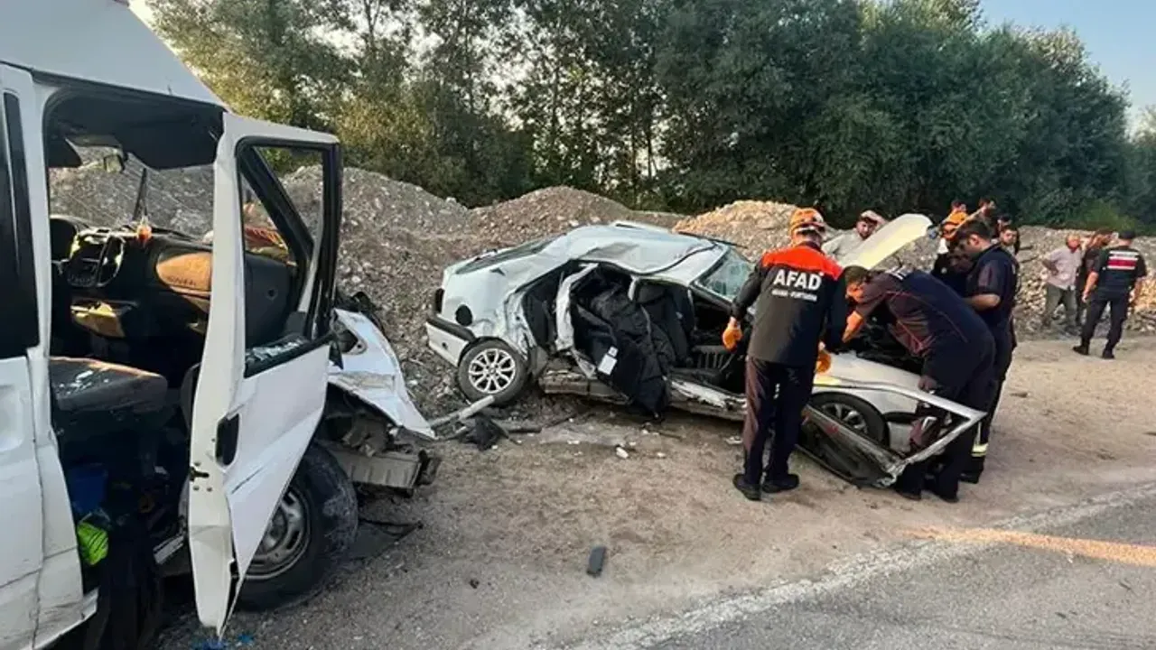Amasya'da Otomobil İle Minibüs Çarpıştı: 1 Kişi Hayatını Kaybetti, 3 Yaralı