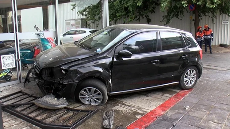 Kadıköy'de Kontrolden Çıkan Otomobil Motosiklet Bayisine Girdi