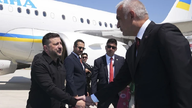 Bakan Mehmet Nuri Ersoy, NATO Zirvesi İçin Ankara'ya Gelen Zelenski'yi Karşıladı