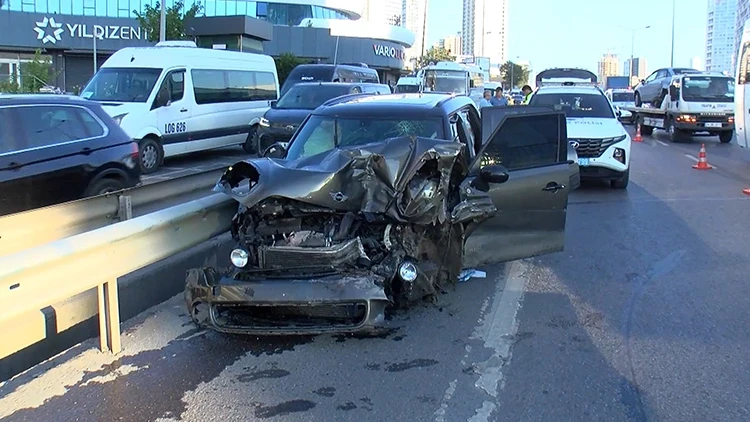 Pendik'te D-100 Karayolu'nda Zincirleme Kaza: 2 Kişi Yaralandı