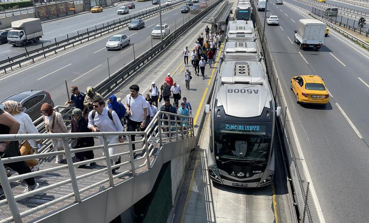 15 Temmuz'da Toplu Taşıma Ücretsiz Olacak! Bakan Uraloğlu Hangi Hatların Ücretsiz Hizmet Vereceğini Açıkladı